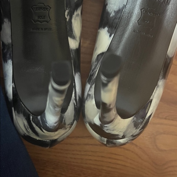 Stuart Weitzman Monochrome Women's Heels - Picture 6 of 6